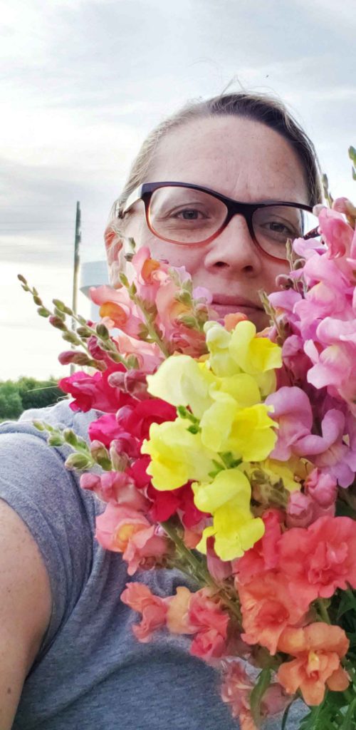 Making flower bouquets for the market is one of my favorite parts of growing cut flowers. Do you like flowers? Make a bouquet! It is a great creative outlet