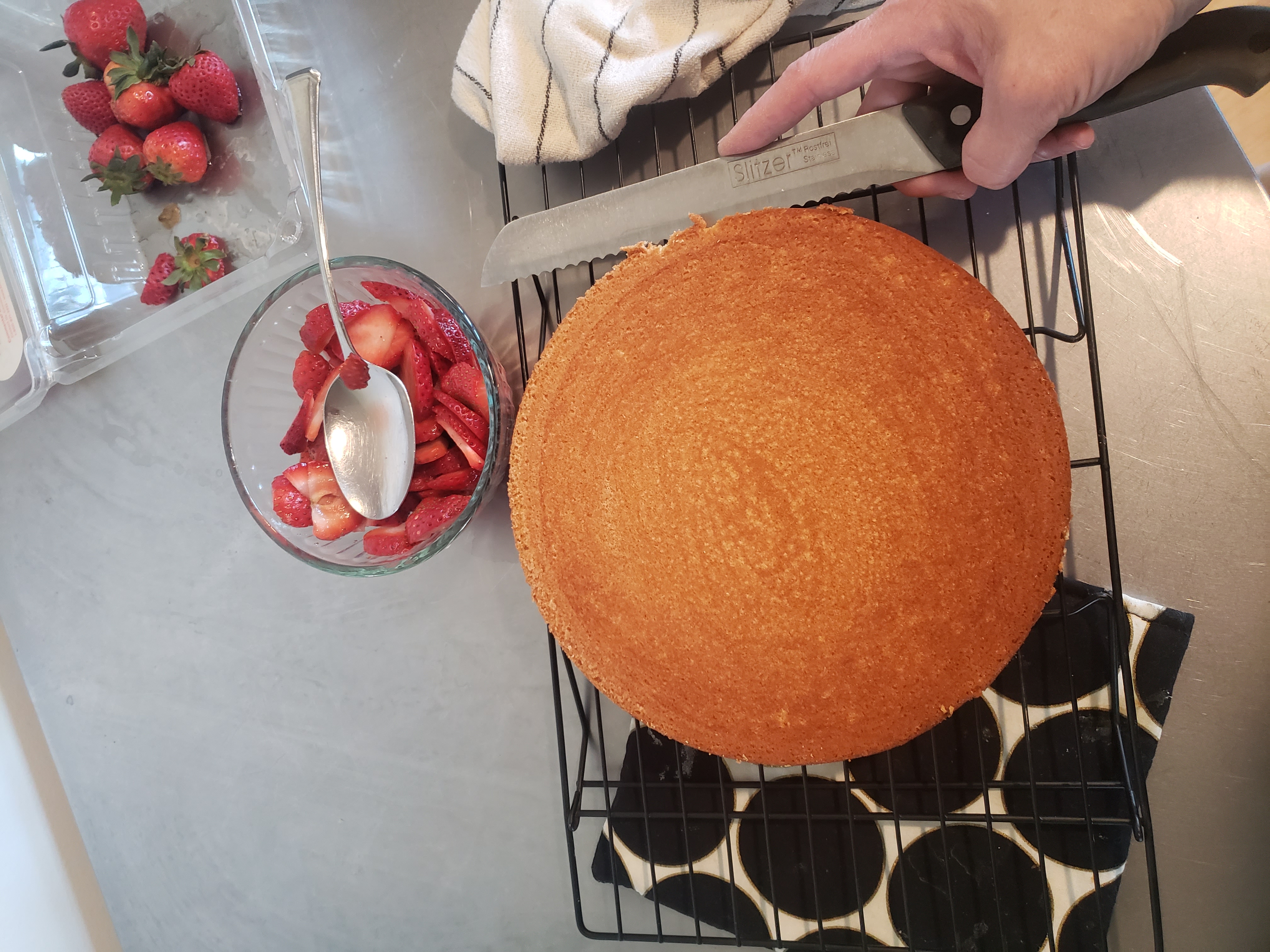 Cutting a cake into layers